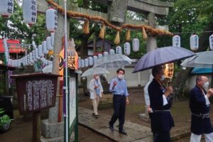 雨の中、御嶽神社での神事