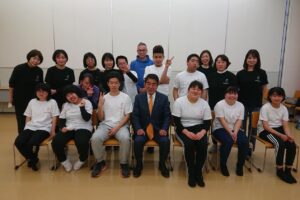 障がいを持った子どもたちにダンスを教えるN-FACTORY