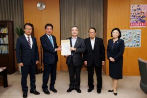 サイバーセキュリティ対策本部長として谷国家公安委員長に提言を申し入れ