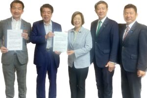 ひきこもり議連で取りまとめた提言を永岡文部科学大臣、萩生田自民党政務調査会長に手交