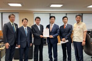 ひきこもり議連の提言を加藤厚生労働大臣に手交