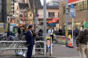 土日は街頭演説。