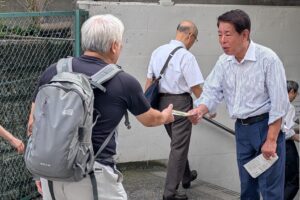 大山駅南口の朝の駅頭