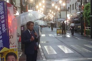 土日は街頭遊説。日曜日は小雨の中。