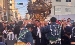 地元の祭礼で神輿をかつぐ
